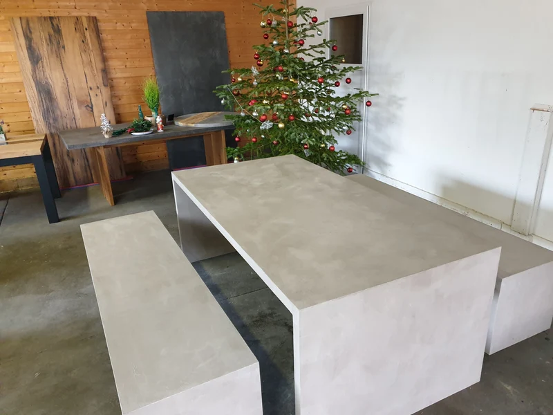 Betontisch und Bänke