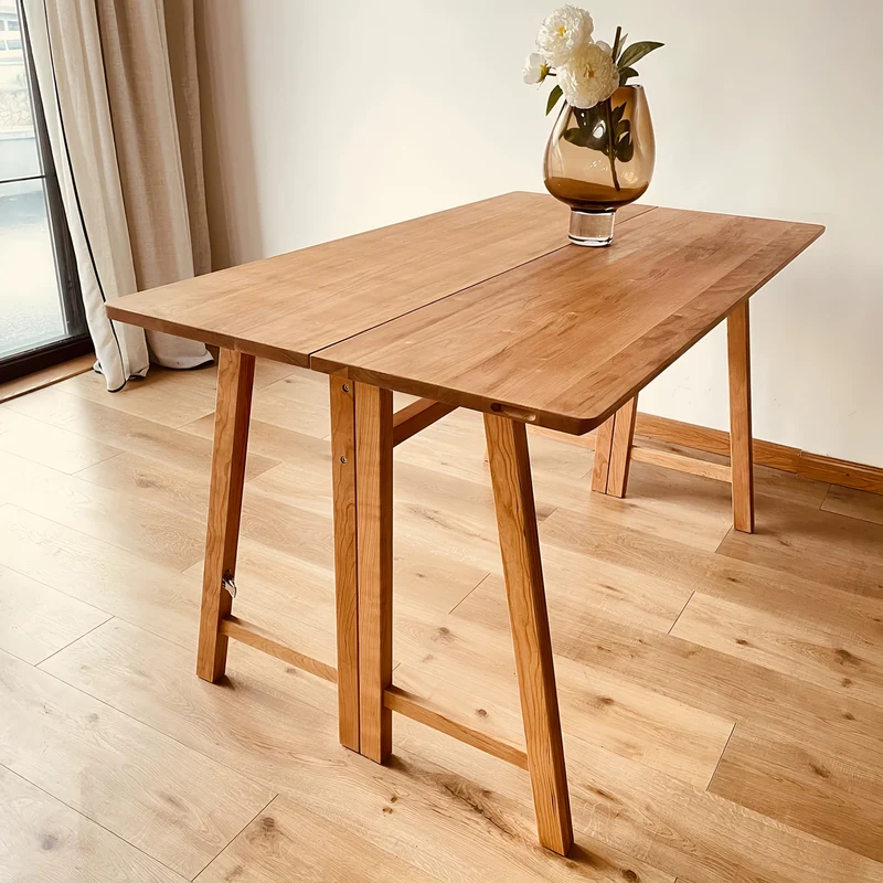 Klappbarer Esstisch aus Massivholz mit klappbarer Tischplatte und klappbaren Beinen