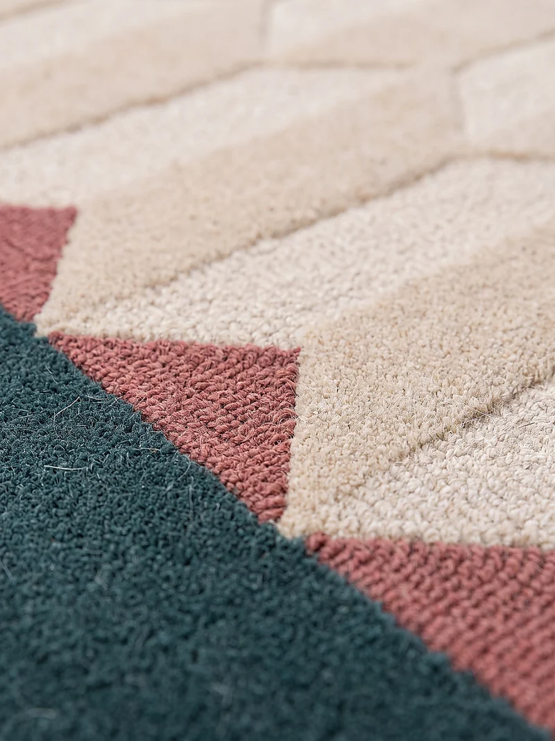 Kurzflor-Wollteppich Wabenmuster · handgetuftet · 5 mm Flor, 3.250 g/m²