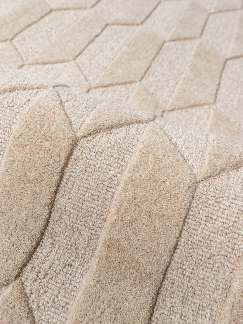 Kurzflor-Wollteppich Wabenmuster · handgetuftet · 5 mm Flor, 3.250 g/m²