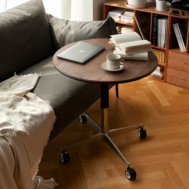 Höhenverstellbarer Couchtisch aus Massivholz mit Universalrollen