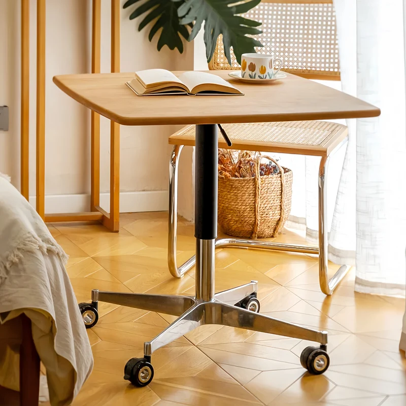 Höhenverstellbarer Couchtisch aus Massivholz mit Universalrollen