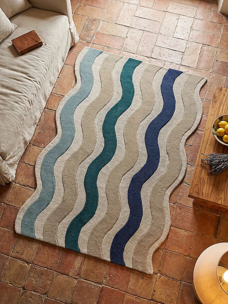 Wollteppich Wellenstreifen · handgetuftet, 5 mm Flor · geschwungene Kante