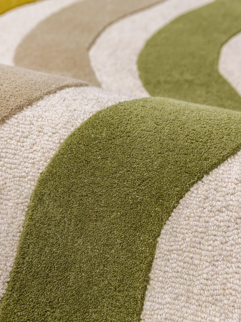 Wollteppich Wellenstreifen · handgetuftet, 5 mm Flor · geschwungene Kante