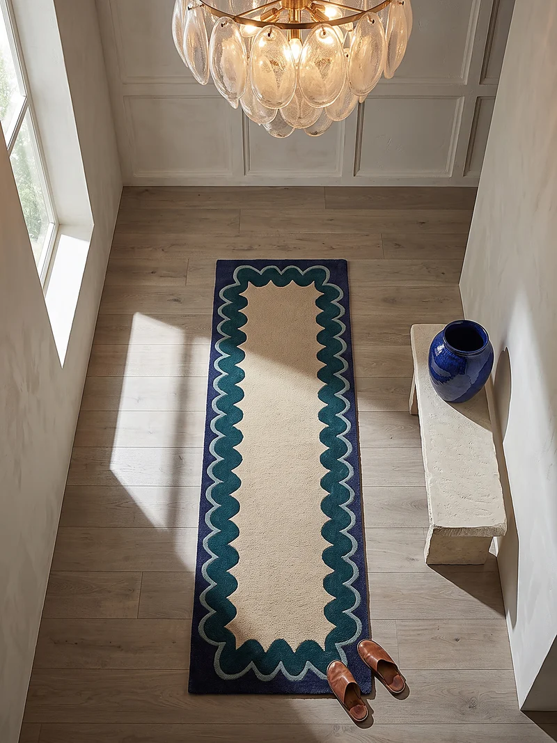 Wollteppich mit Wellenrand · handgetuftet, 5 mm Flor · 3.250 g/m²