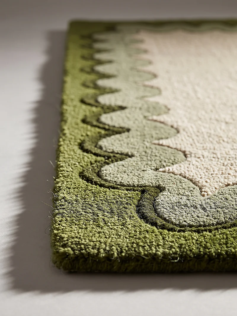 Wollteppich mit Wellenrand · handgetuftet, 5 mm Flor · 3.250 g/m²