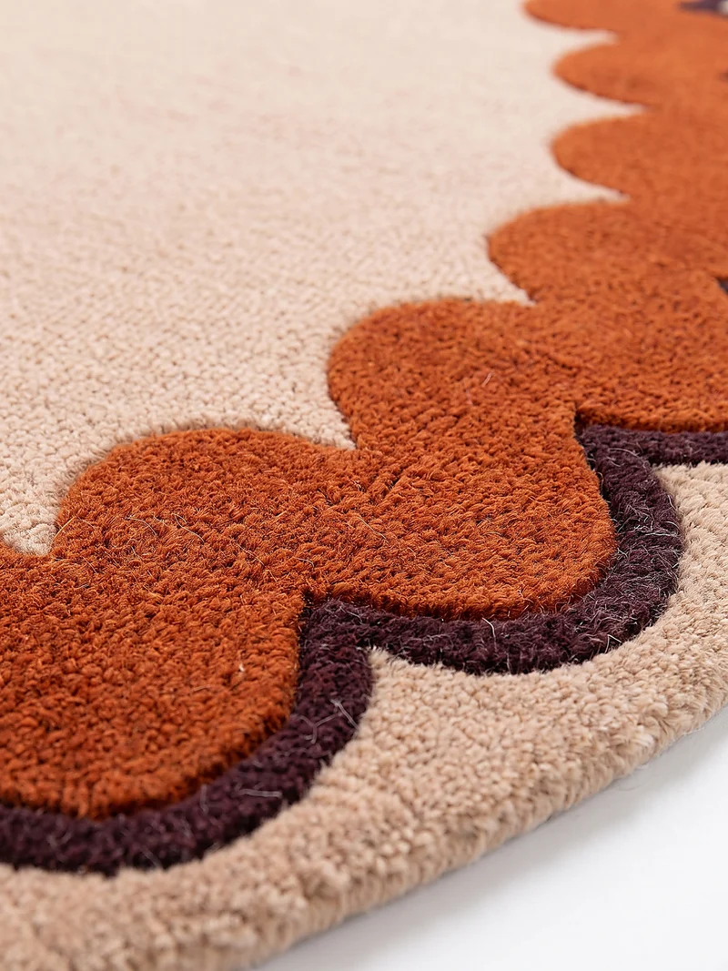 Wollteppich mit Wellenrand · handgetuftet, 5 mm Flor · 3.250 g/m²