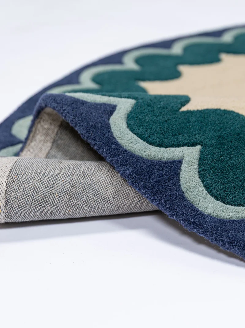 Wollteppich mit Wellenrand · handgetuftet, 5 mm Flor · 3.250 g/m²