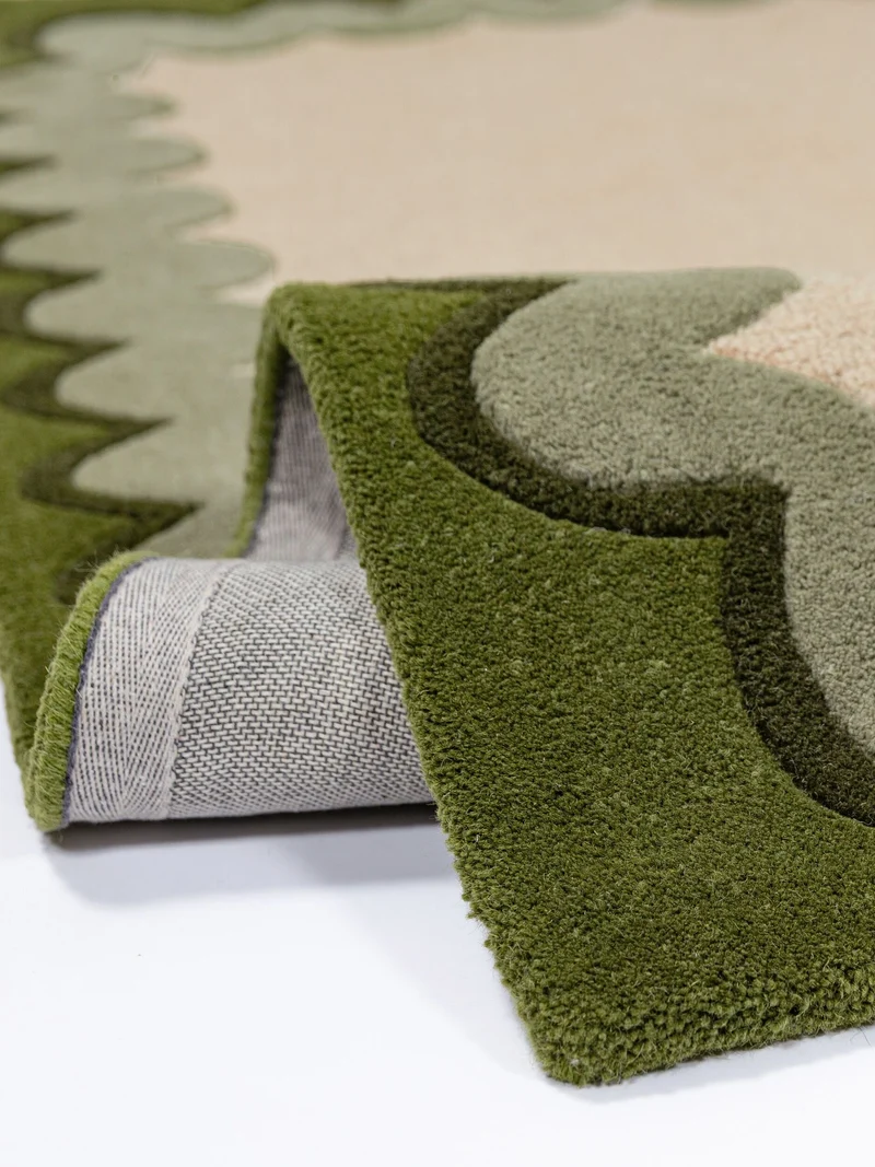 Wollteppich mit Wellenrand · handgetuftet, 5 mm Flor · 3.250 g/m²