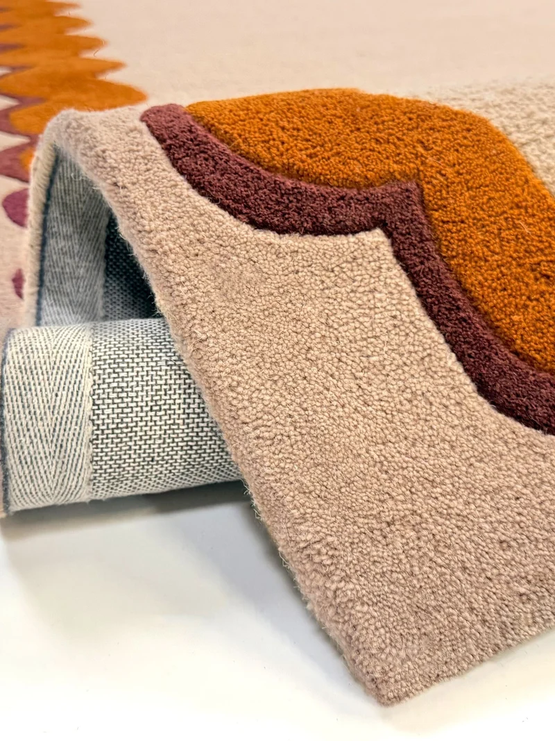 Wollteppich mit Wellenrand · handgetuftet, 5 mm Flor · 3.250 g/m²