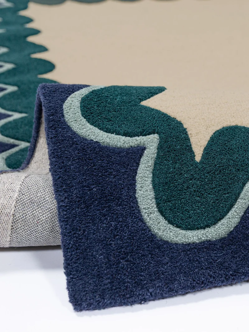Wollteppich mit Wellenrand · handgetuftet, 5 mm Flor · 3.250 g/m²