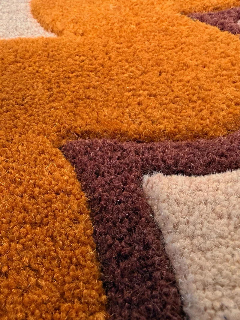 Wollteppich mit Wellenrand · handgetuftet, 5 mm Flor · 3.250 g/m²