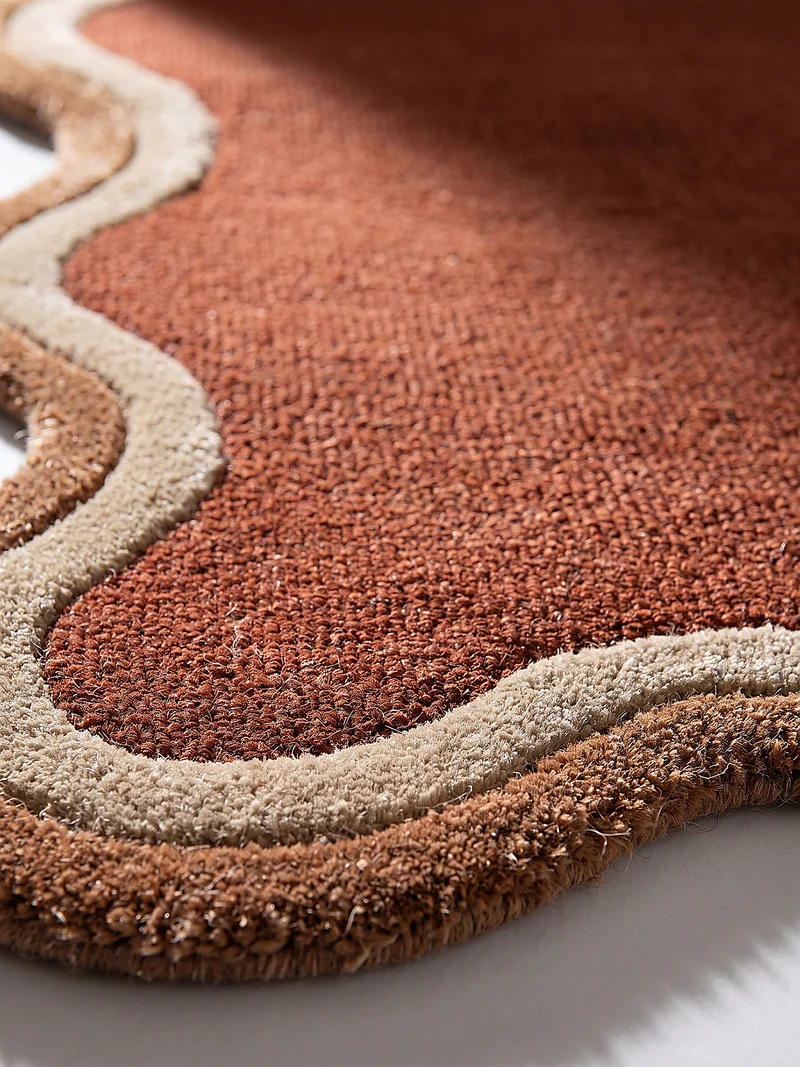 Wollteppich mit Wellenbordüre · handgetuftet · 8 mm Flor, 2.900 g/m²
