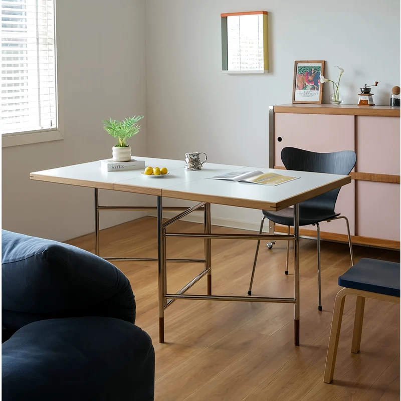Esstisch mit zwei Klappplatten und Beinen aus Edelstahl