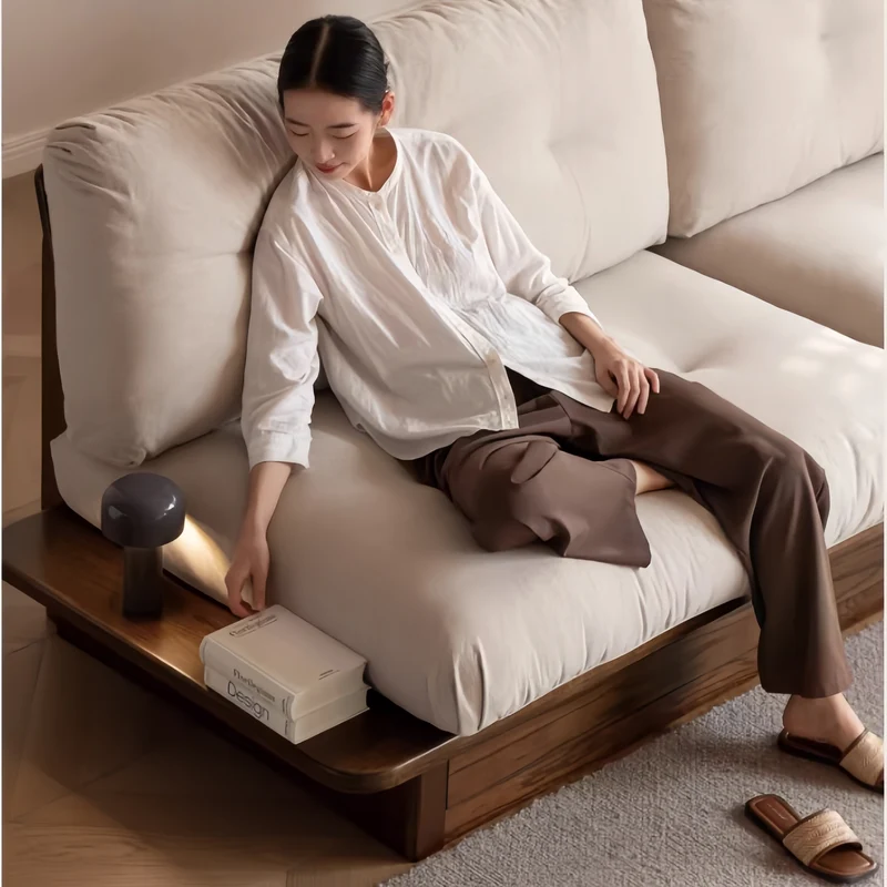 Japandi Sofa mit Massivholzrahmen aus Eiche und großem Stauraum unter dem Sitz