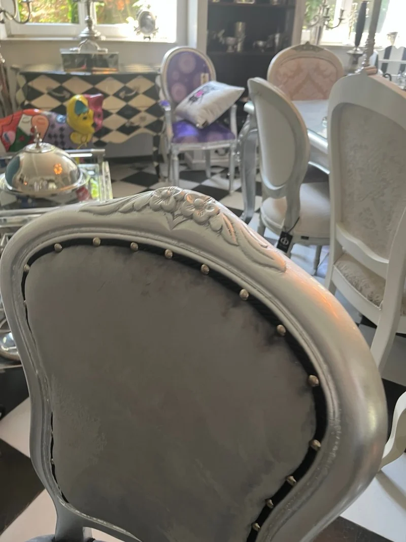 Casa Padrino Luxus Barock Stuhl Silber Grau 99 cm – Samt Esszimmerstuhl mit handbearbeitetem Buchenholz