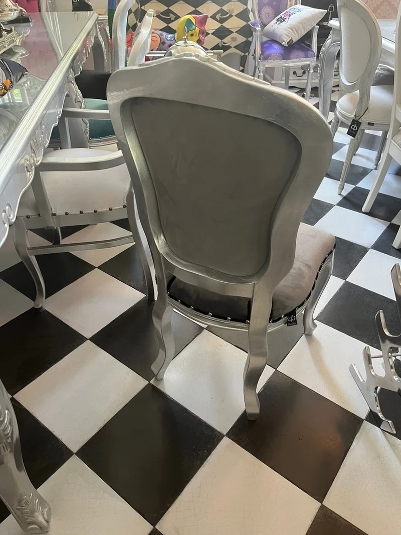 Casa Padrino Luxus Barock Stuhl Silber Grau 99 cm – Samt Esszimmerstuhl mit handbearbeitetem Buchenholz