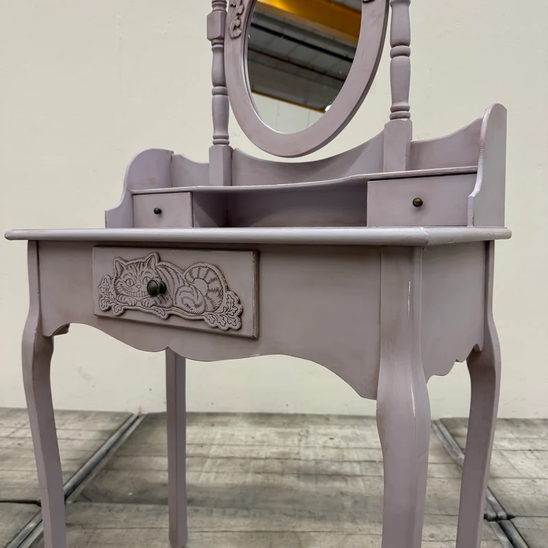 Thomas Klotz Upcycling Schminktisch „Alice im Wunderland“ Zartlila Lavendel Design Unikat