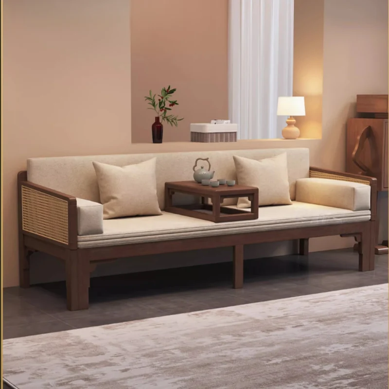 Ausziehbares Arhat-Schlafsofa mit Massivholzrahmen, Rattan-Geflecht an den Armlehnen.