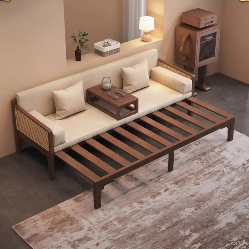Ausziehbares Arhat-Schlafsofa mit Massivholzrahmen, Rattan-Geflecht an den Armlehnen.