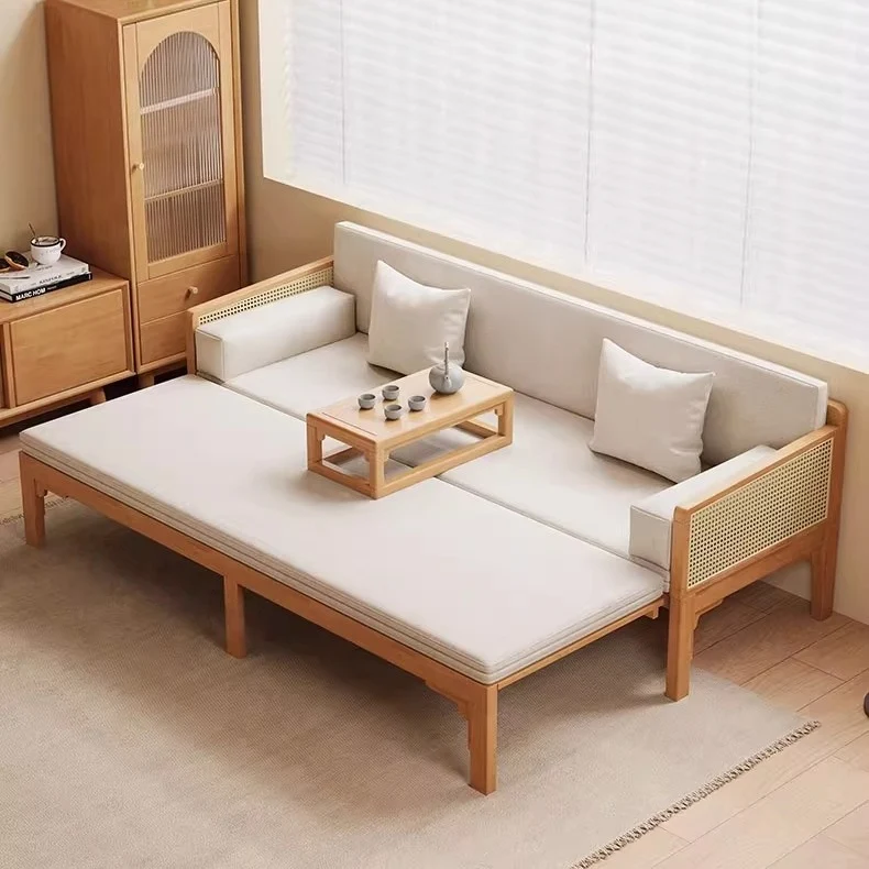 Ausziehbares Arhat-Schlafsofa mit Massivholzrahmen, Rattan-Geflecht an den Armlehnen.