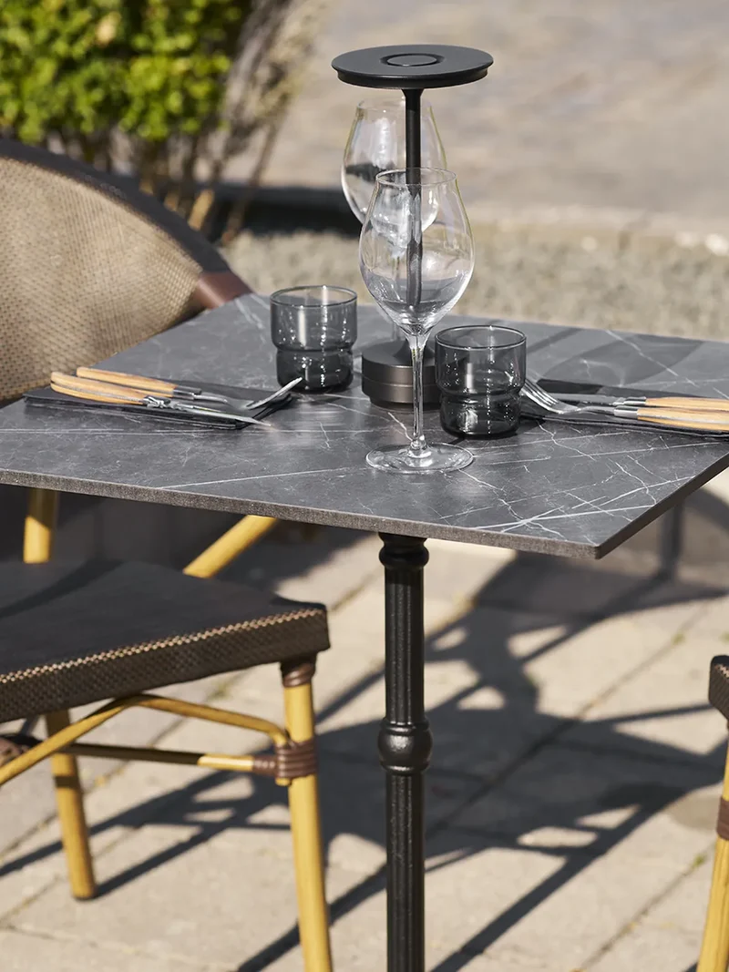 Bistrotisch Marmor-Optik, dunkelgrau, schwarze Beine, Gusseisen