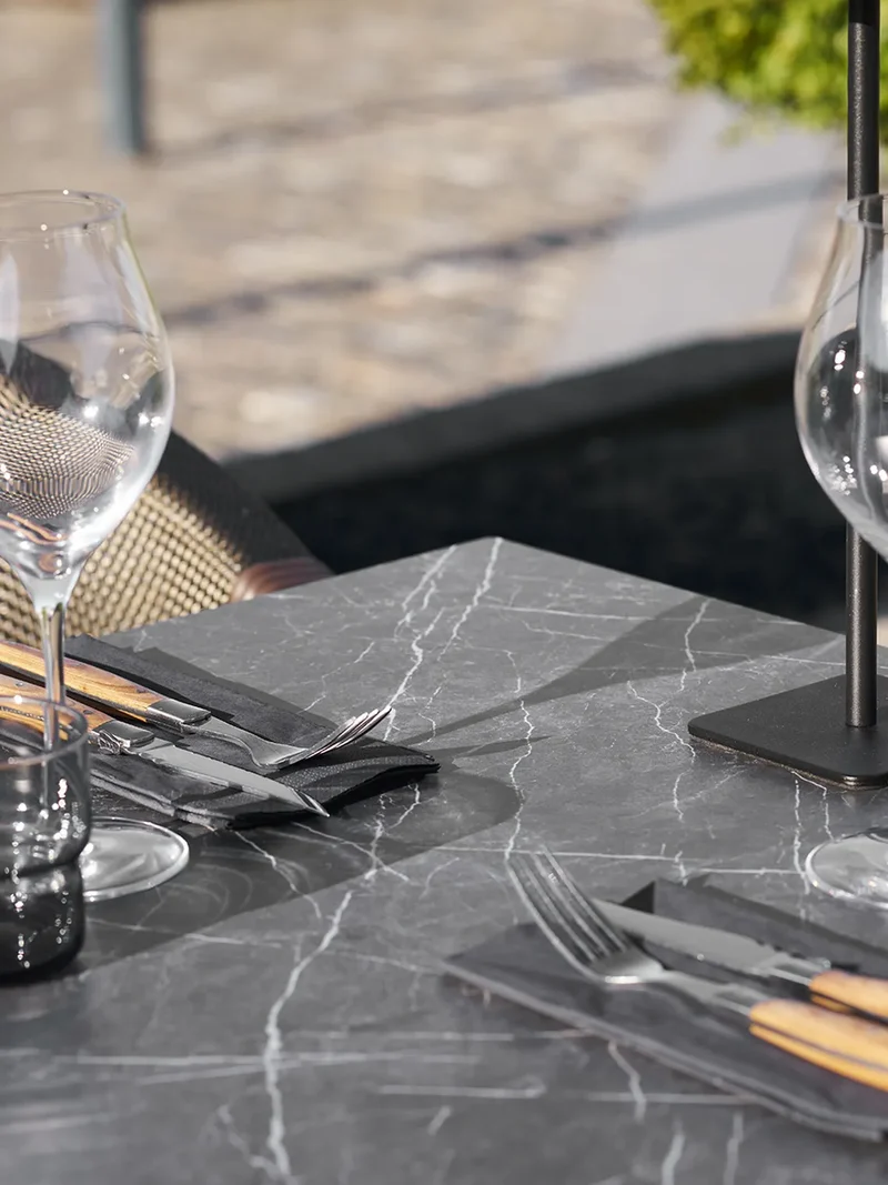 Bistrotisch Marmor-Optik, dunkelgrau, schwarze Beine, Gusseisen