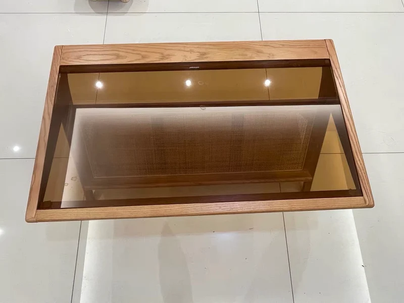 Rechteckiger Couchtisch aus massivem Holz mit gelbbrauner Tischplatte aus gehärtetem Glas und Stauraum