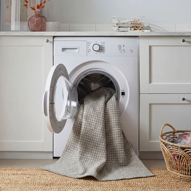 Waschbarer Kurzflor-Teppich meliert · 100 % recyceltes Polyester · Maschinell gewebt · Uni Hellgrau gepunktet