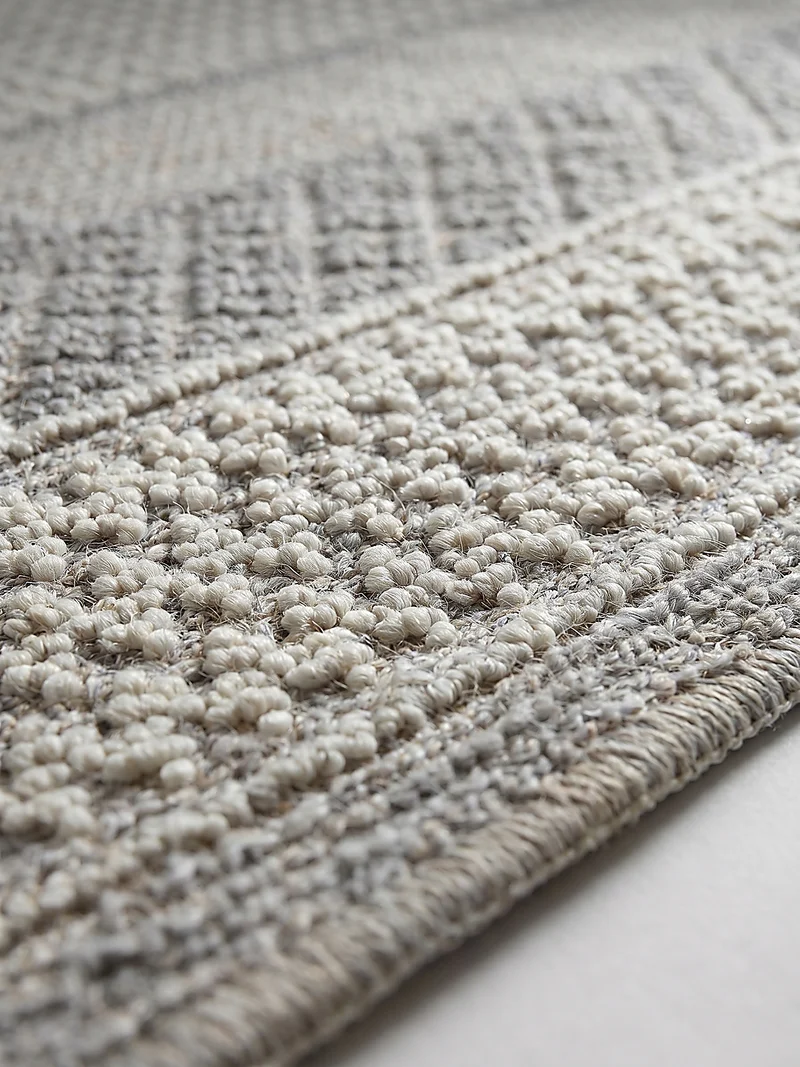 Waschbarer Kurzflor-Teppich Bordüre · 100 % recyceltes Polyester · Maschinell gewebt · Hellgrau meliert