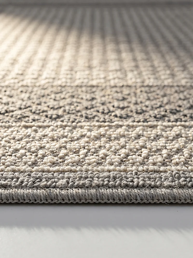 Waschbarer Kurzflor-Teppich Bordüre · 100 % recyceltes Polyester · Maschinell gewebt · Hellgrau meliert