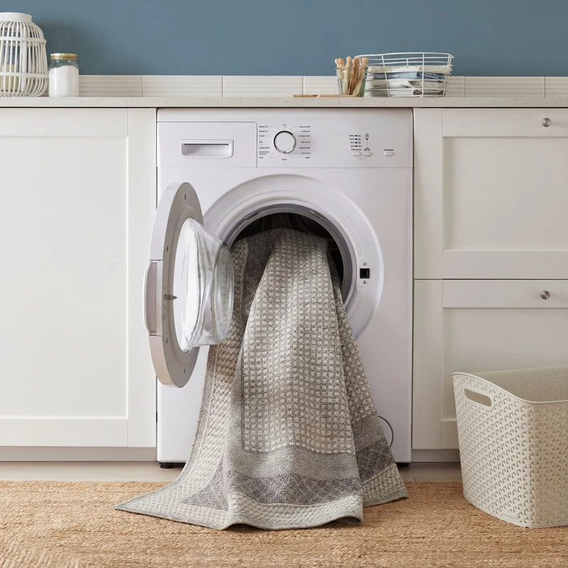 Waschbarer Kurzflor-Teppich Bordüre · 100 % recyceltes Polyester · Maschinell gewebt · Hellgrau meliert