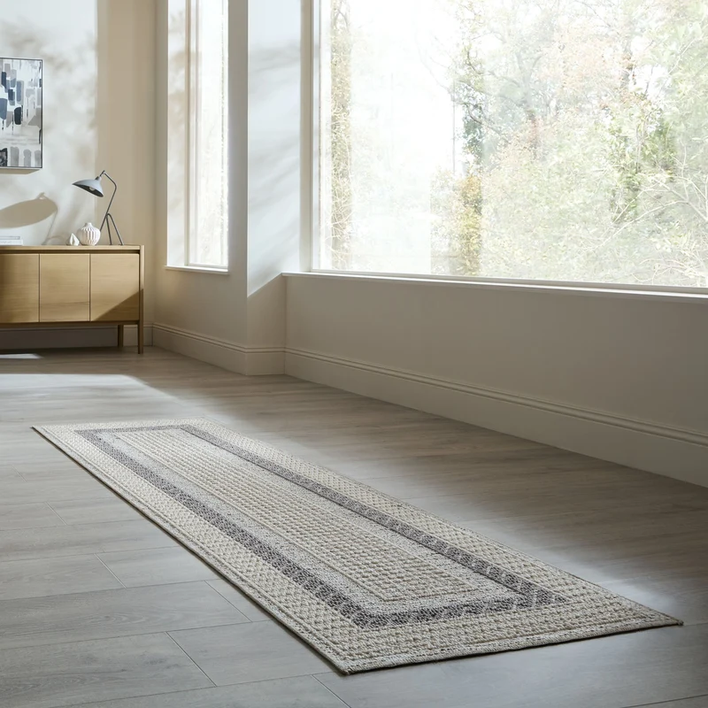 Waschbarer Kurzflor-Teppich Bordüre · 100 % recyceltes Polyester · Maschinell gewebt · Hellgrau meliert