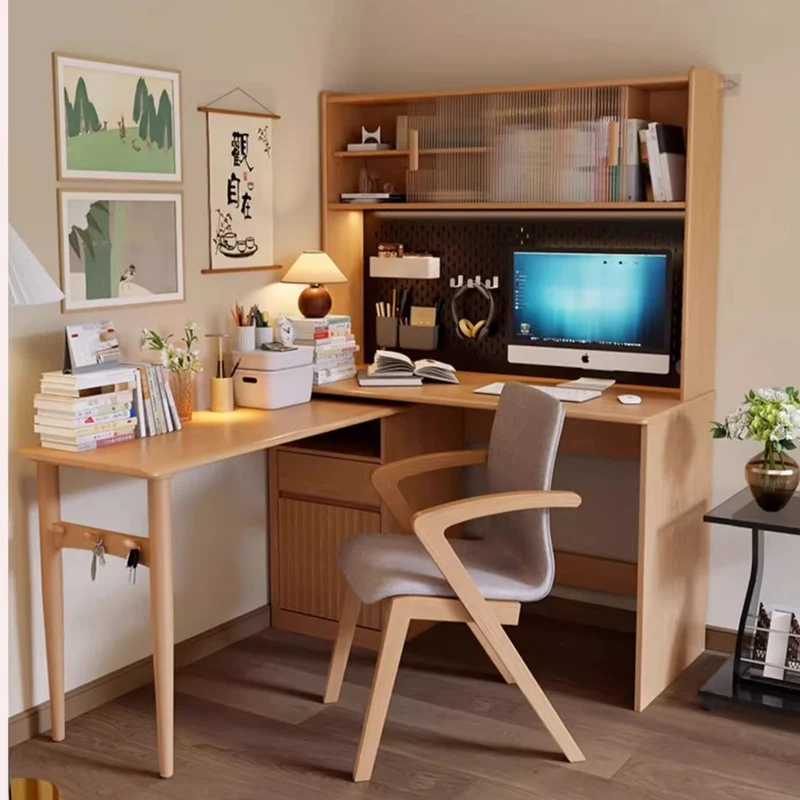 Platzsparender Arbeitsplatz mit Stecktafel und drehbarem Schreibtisch