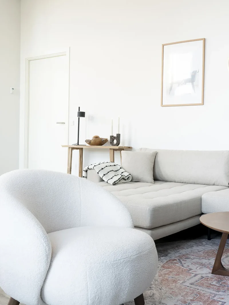Savona Loungesessel Kunstfell, weiß, Beine in Nussbaum-Optik