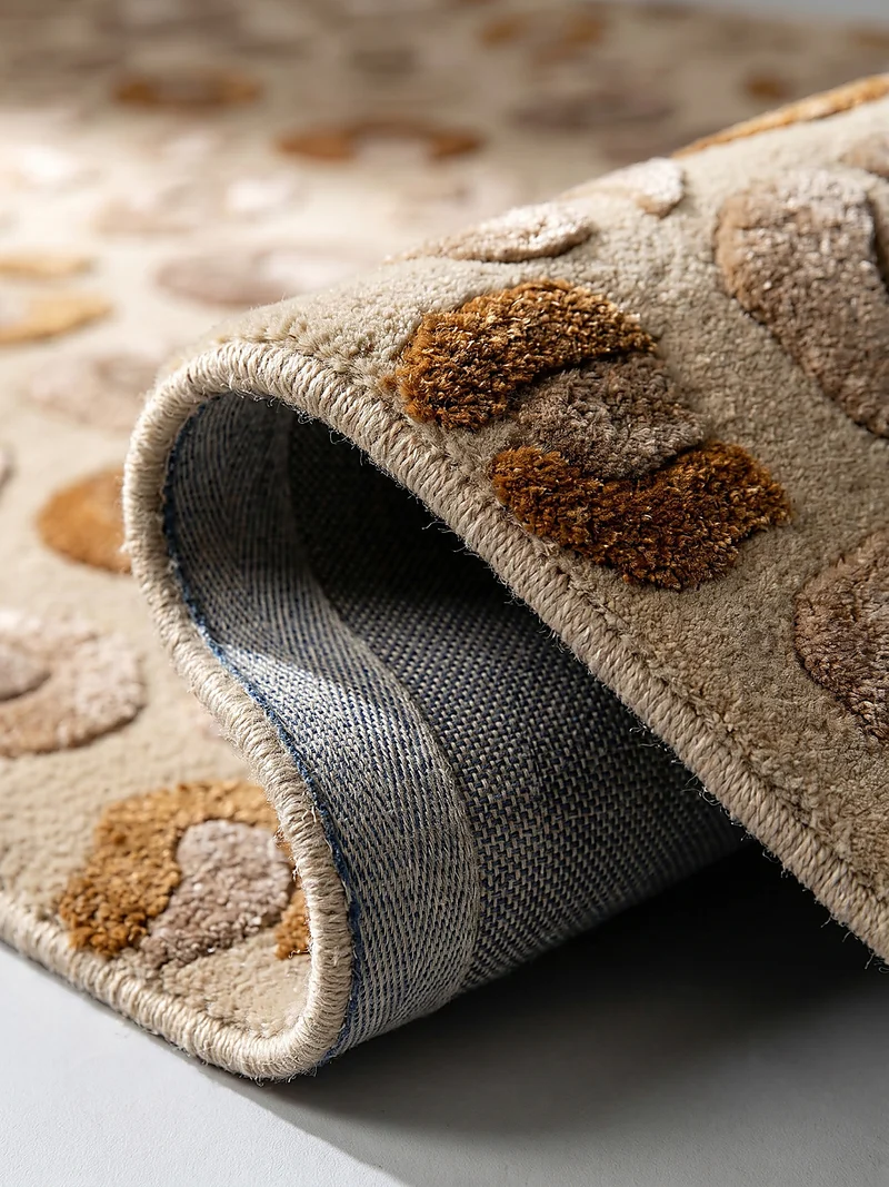 Designteppich Leopard-Print · Lyocell-Wool Mix · Caramel auf Beige · 7 mm Hand-Tufted