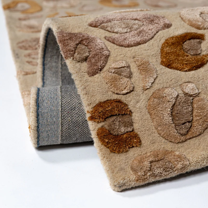 Designteppich Leopard-Print · Lyocell-Wool Mix · Caramel auf Beige · 7 mm Hand-Tufted