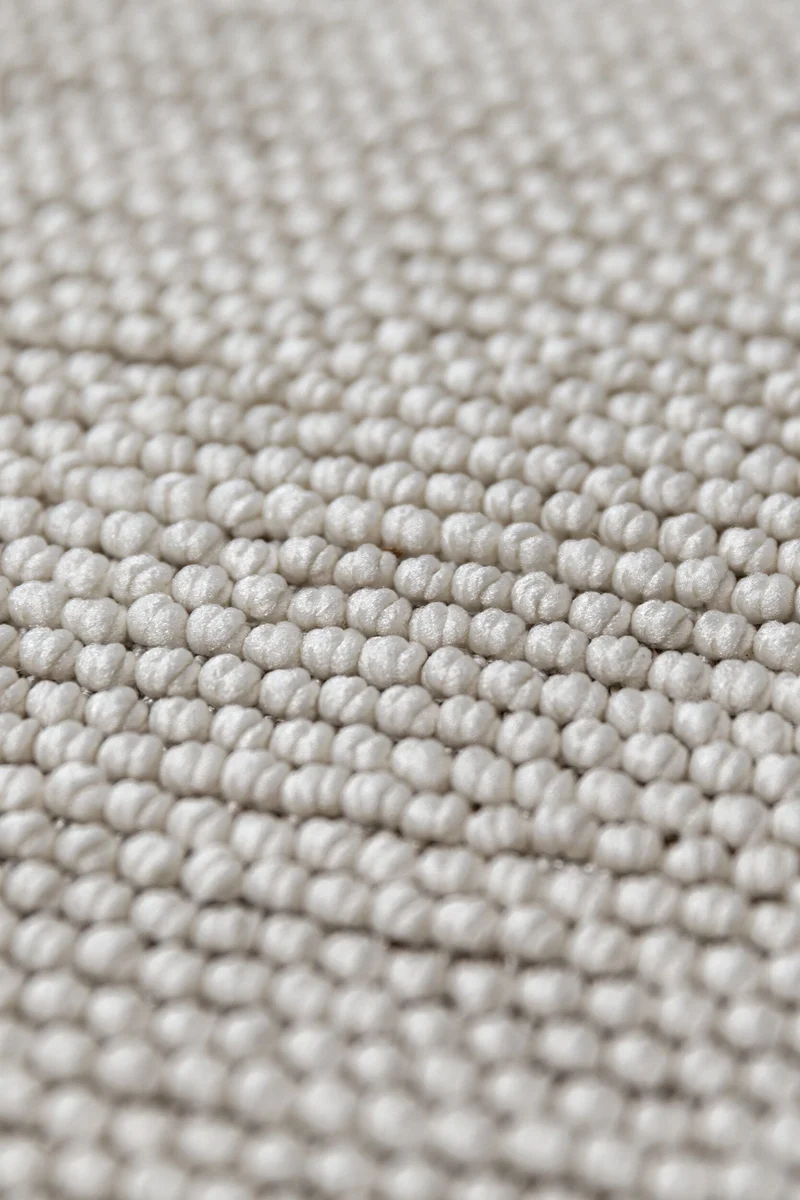 Waschbarer Flachgewebe-Teppich · Bouclé-Look · 100 % recyceltes Polyester · Hellgrau