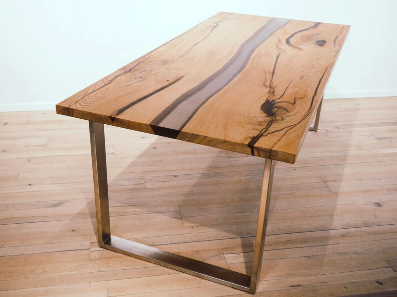 Tobias - Esstisch aus wilder Eiche und Epoxidharz in Rauchglasoptik