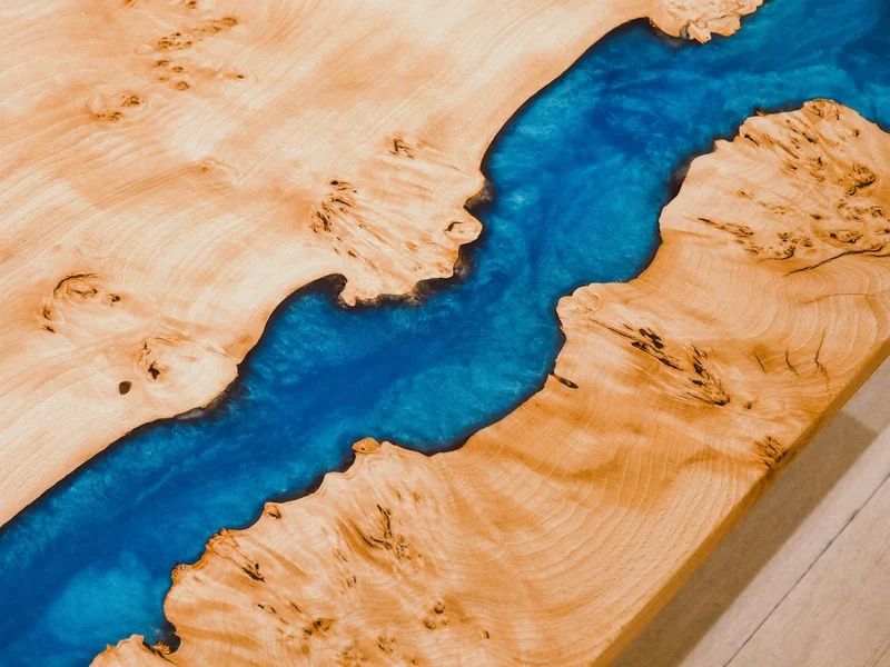Yannik - Schreibtisch aus wilder Buche und blauem Epoxidharz