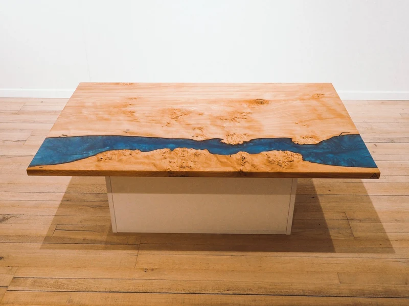 Yannik - Schreibtisch aus wilder Buche und blauem Epoxidharz