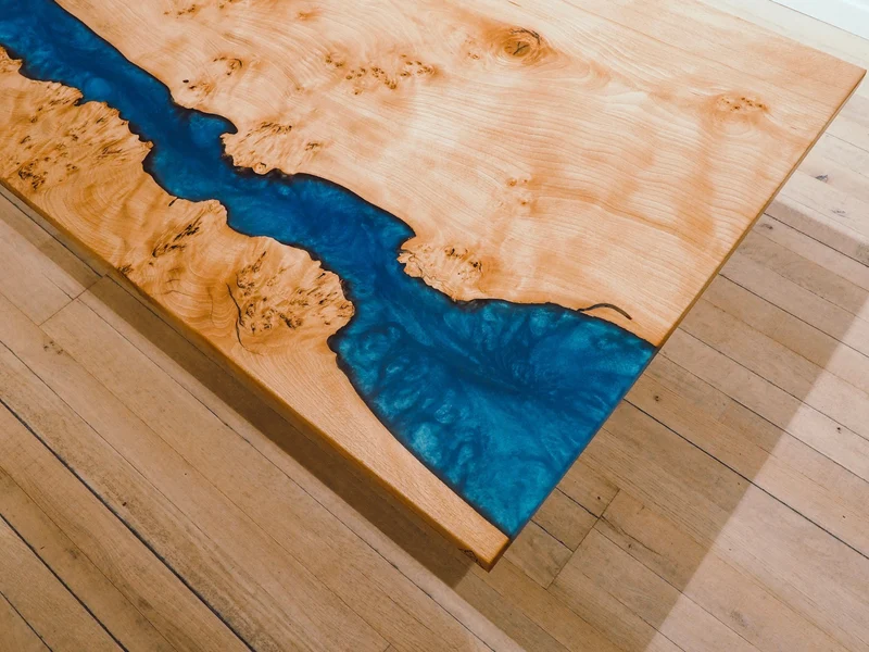 Yannik - Schreibtisch aus wilder Buche und blauem Epoxidharz
