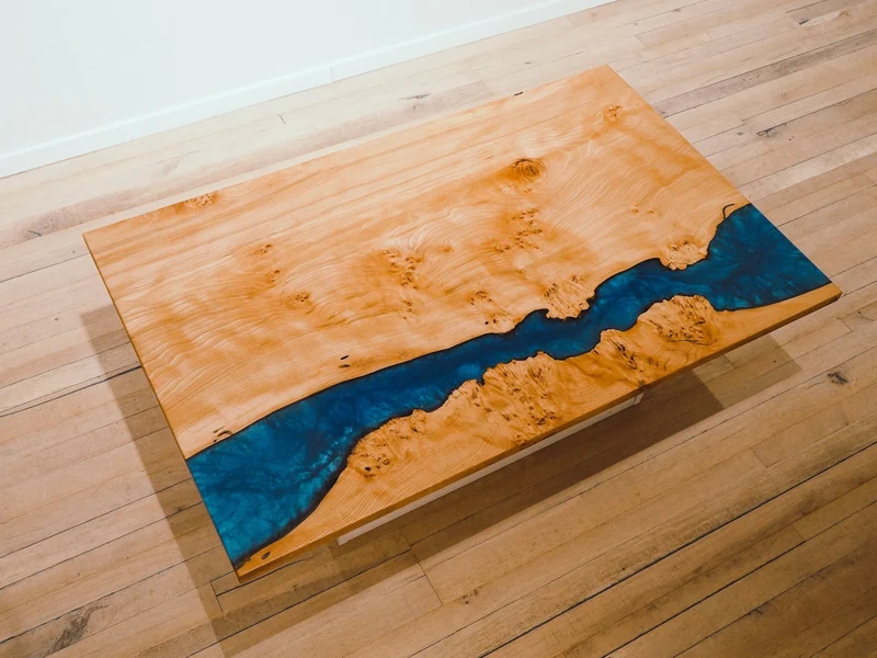 Yannik - Schreibtisch aus wilder Buche und blauem Epoxidharz