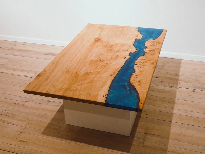 Yannik - Schreibtisch aus wilder Buche und blauem Epoxidharz