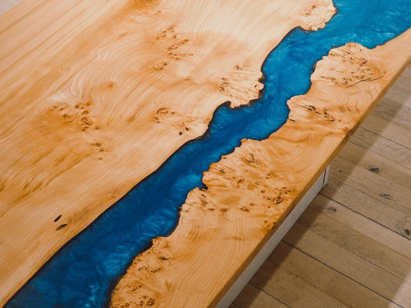 Yannik - Schreibtisch aus wilder Buche und blauem Epoxidharz