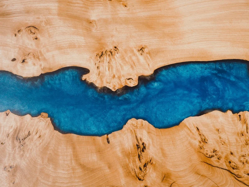 Yannik - Schreibtisch aus wilder Buche und blauem Epoxidharz