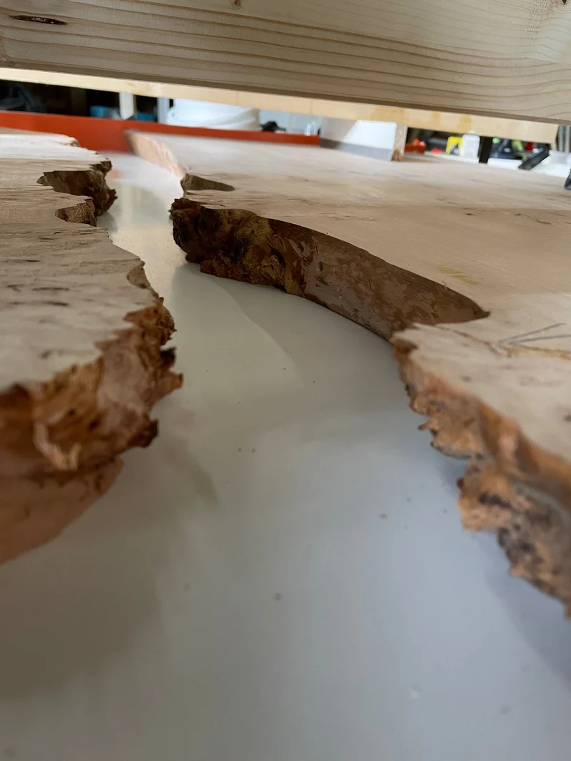 Yannik - Schreibtisch aus wilder Buche und blauem Epoxidharz