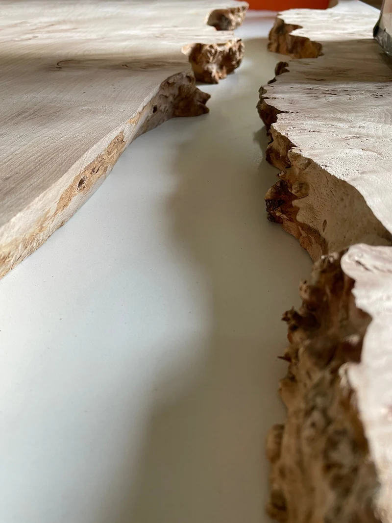 Yannik - Schreibtisch aus wilder Buche und blauem Epoxidharz