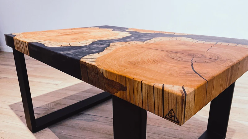 Lore - Epoxidharz Couchtisch aus Kirschbaum Hirnholz mit silbernem Harz