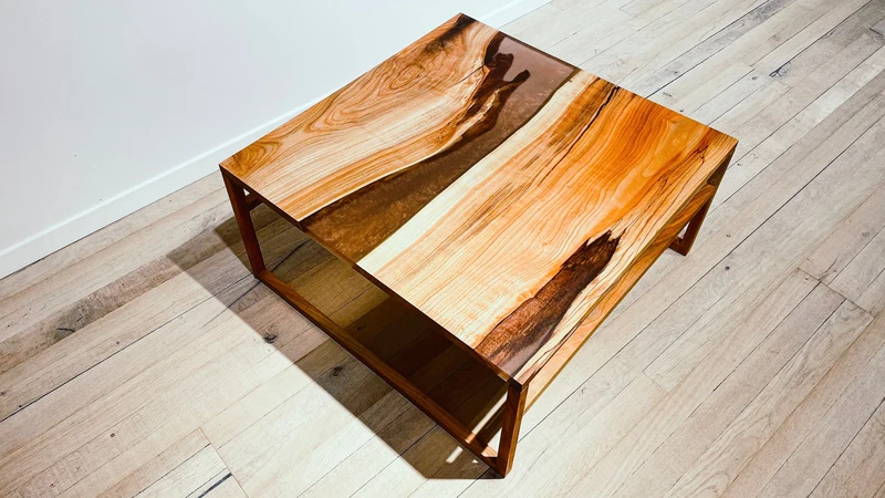 Klara - Epoxidharz Couchtisch aus Kirsche mit Kupfer Harz